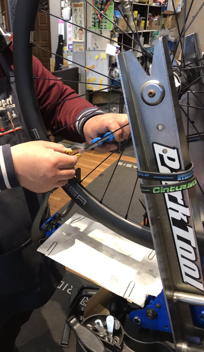 bicycleoshigamo's tweet photo. 雨が降るこんな日はホイールの組み立て作業を!
#yurisbuzz #formosa #sapim #onyxracingproducts https://t.co/XctNTRlxWd