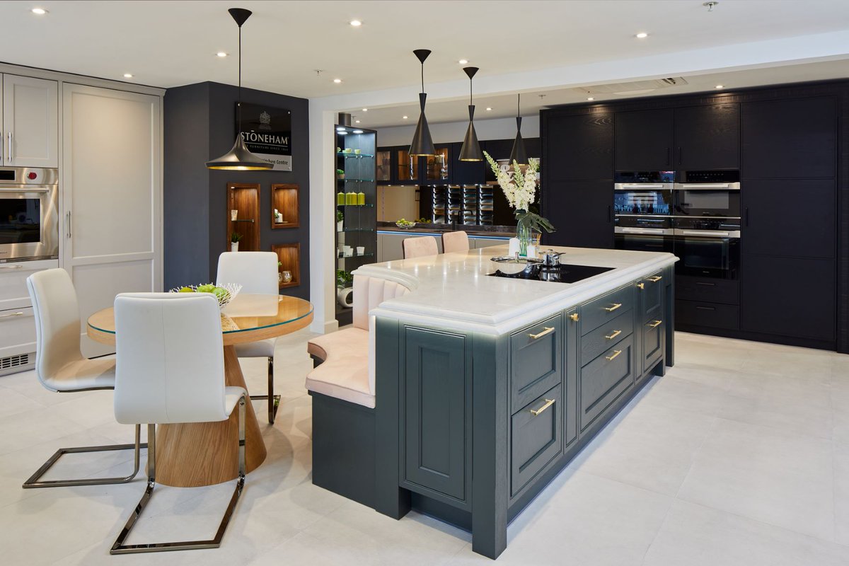 stonehamkitchen's tweet photo. Whether it's a stunning centrepiece #kitchenisland, a bespoke #boothseating area or your cabinets and drawers, there's a great variety of ways to incorporate curves into your #kitchen, giving you a flowing, streamlined design. See our curved designs here: https://t.co/4L8NegGzTc https://t.co/S6Q3vBb9h1