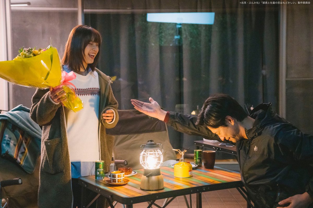 tx_shachikoi's tweet photo. #シャチ恋 裏話②🎬✨

#中村ゆりか さんへの花束は
もちろん #竹財輝之助 さんから💐

なんと片膝ついて…❣️
それは反則です🥺

最後の最後まで完璧な竹財さんと
照れつつも嬉しそうな中村さんでした🌸

#部長と社畜の恋はもどかしい https://t.co/WEEaE4EL8g