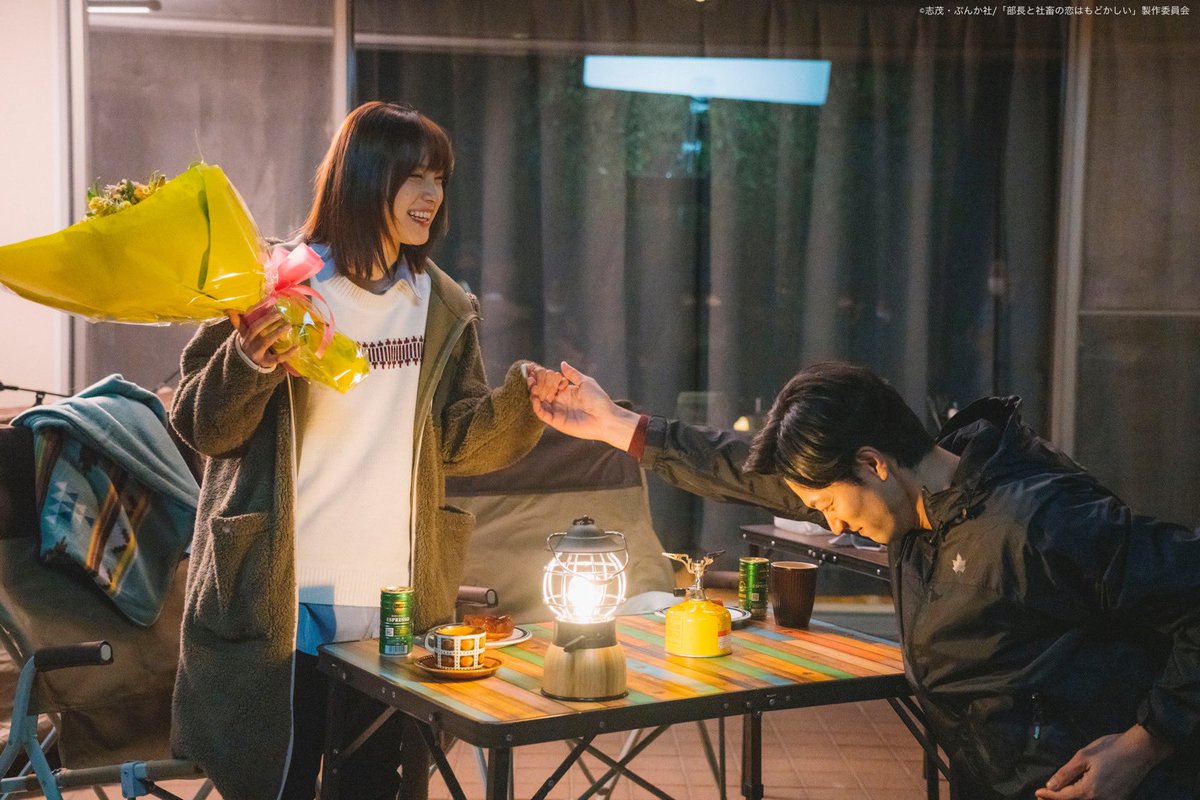 tx_shachikoi's tweet photo. #シャチ恋 裏話②🎬✨

#中村ゆりか さんへの花束は
もちろん #竹財輝之助 さんから💐

なんと片膝ついて…❣️
それは反則です🥺

最後の最後まで完璧な竹財さんと
照れつつも嬉しそうな中村さんでした🌸

#部長と社畜の恋はもどかしい https://t.co/WEEaE4EL8g
