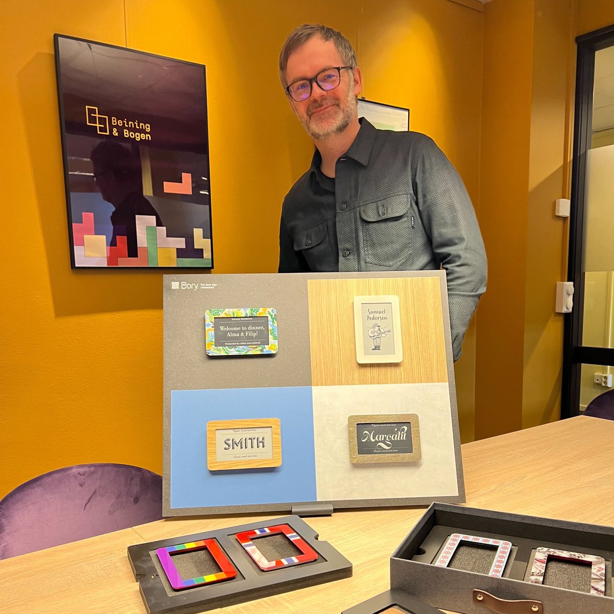 Vi har startet et nytt og spennende samarbeid med Dory-grunnlegger Thomas Ramberg. Med en høyoppløselig E-ink-skjerm, app-styring og utskiftbar ramme kan man tilpasse sitt eget personlige dørskilt. 

Skjermen bruker kun strøm ved endringer. Miljøvennlig både i produksjon og bruk!