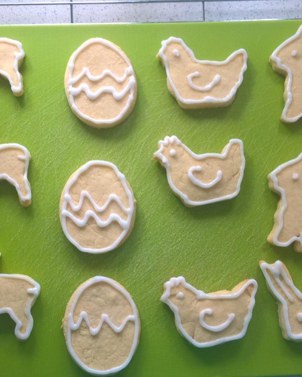 OxtedMarket's tweet photo. This Friday we will have handmade Easter eggs (just £5!), simnel cakes, iced cookies, hot cross buns, shortbread &amp; much more: all home cooked 😋. Plus handmade cards and gifts! In Norah’s Corner we will be making mini macrame key rings/handbag charms. https://t.co/NNNkrZQAZv