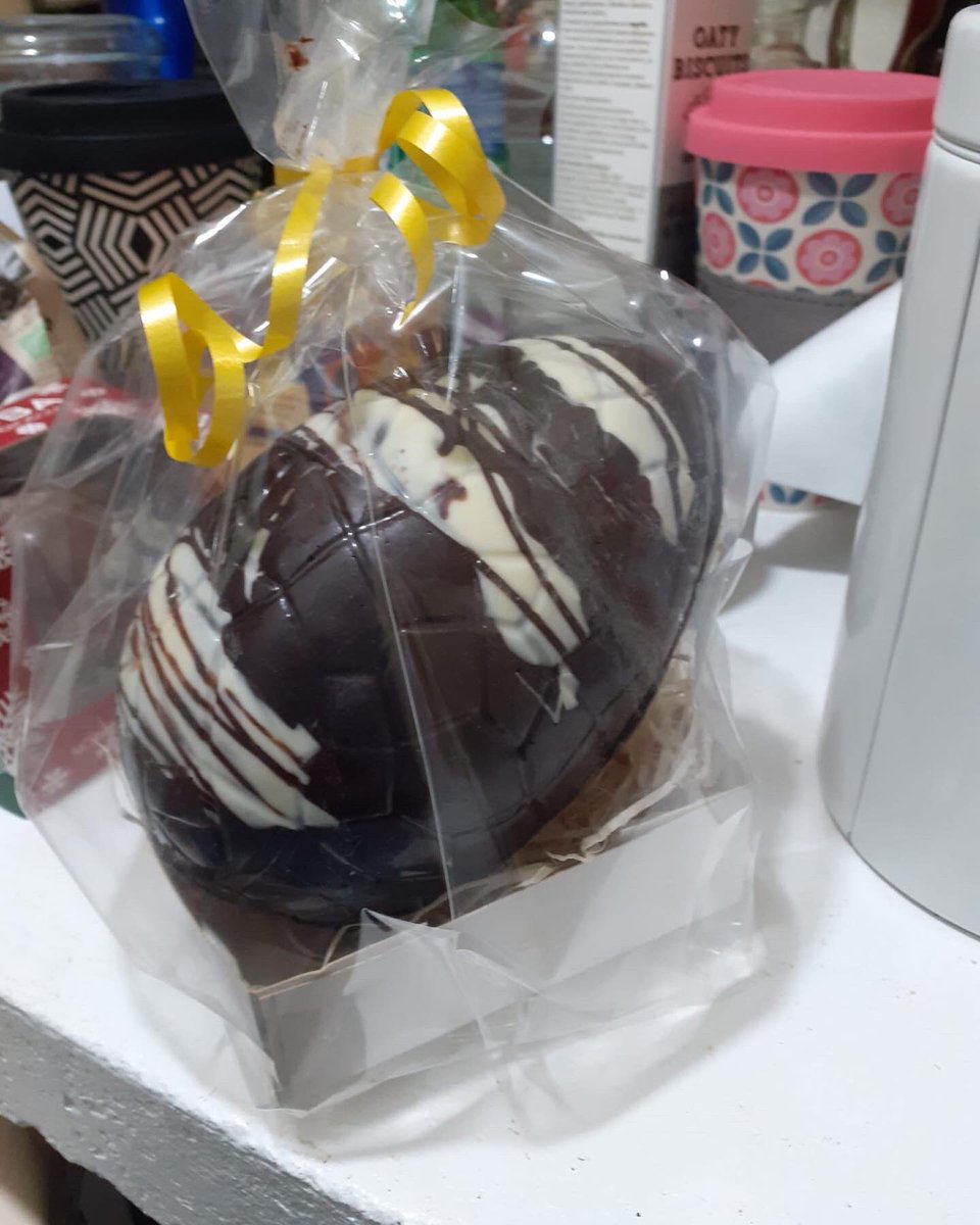 OxtedMarket's tweet photo. This Friday we will have handmade Easter eggs (just £5!), simnel cakes, iced cookies, hot cross buns, shortbread &amp; much more: all home cooked 😋. Plus handmade cards and gifts! In Norah’s Corner we will be making mini macrame key rings/handbag charms. https://t.co/NNNkrZQAZv