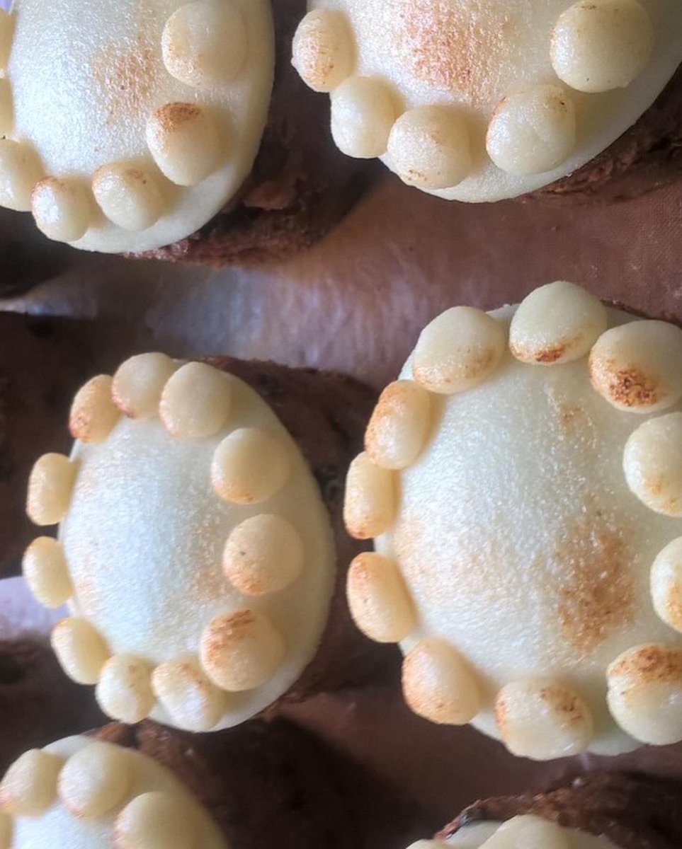 OxtedMarket's tweet photo. This Friday we will have handmade Easter eggs (just £5!), simnel cakes, iced cookies, hot cross buns, shortbread &amp; much more: all home cooked 😋. Plus handmade cards and gifts! In Norah’s Corner we will be making mini macrame key rings/handbag charms. https://t.co/NNNkrZQAZv