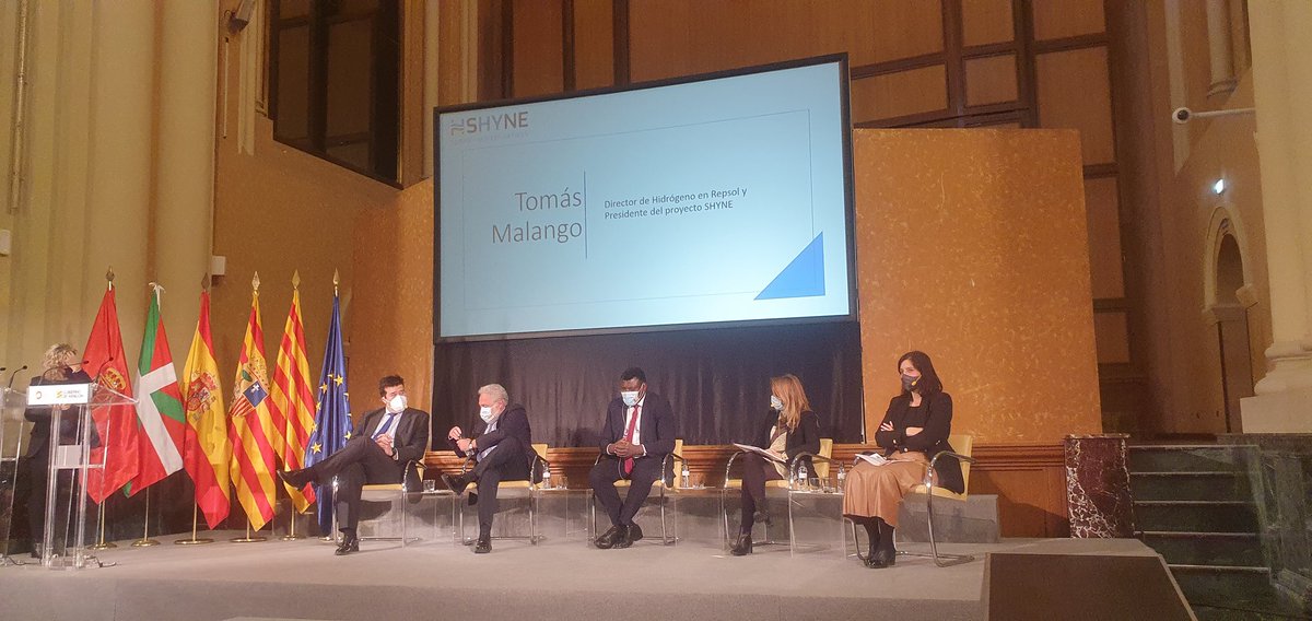 aeropuerteruel's tweet photo. Acto de presentación y lanzamiento del "Corredor del Hidrógeno del Ebro" en Sala de la Corona @GobAragon asiste @aeropuerteruel que firmó iniciativa #GetHyGA https://t.co/r0NzQIVDcR
