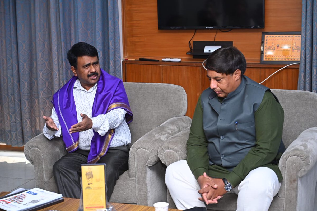 mit_sog's tweet photo. #MITSOG 's MPG 17th batch students interacted with @MPAbdulKhaleque,MP, Lok Sabha (INC, Barpeta, Assam) on Day 12 of National Study Tour 2022
#CareerinPolitics #NationalStudyTour https://t.co/CkRcGyBiAC