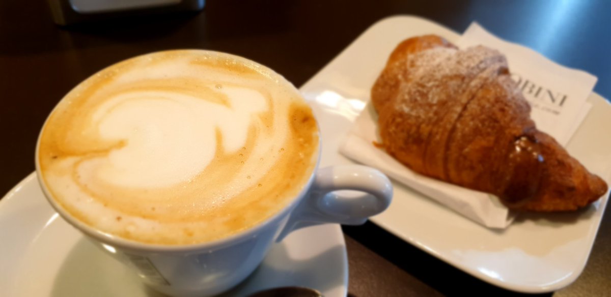 今日の朝食は、ヌテッラ入りクロワッサン♪