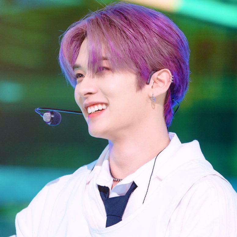 eternallino's tweet photo. leeknow’s beautiful side smile 💜 https://t.co/owTNfEjeLP
