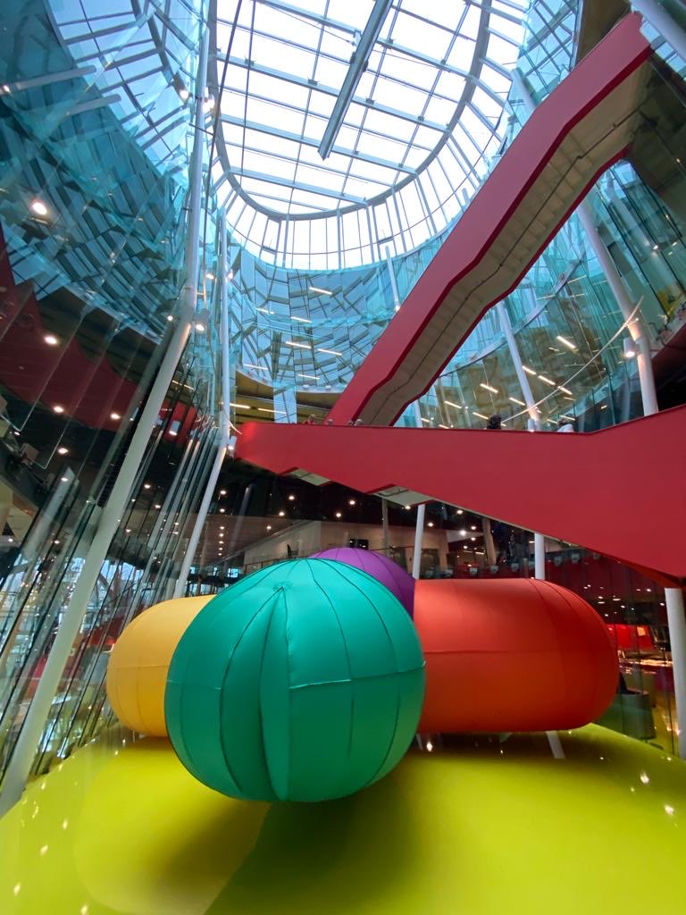 sarah_durston's tweet photo. Vandaag staan we in het Utrecht Science Park, in het Hijmans van de Bergh gebouw: kom langs! @UMCUtrecht #kletsbaar #kleurenkruis https://t.co/kSl5Sjs4YL