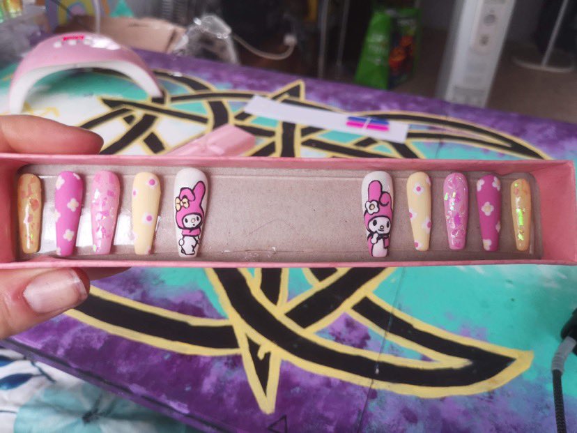 CrossingKira's tweet photo. Omg guys look at the custom My Melody nails i got my friend to make!! I can’t get over how amazing she did!! #mymelody #custompressons #sanrio #nails https://t.co/EXAgDBazBD