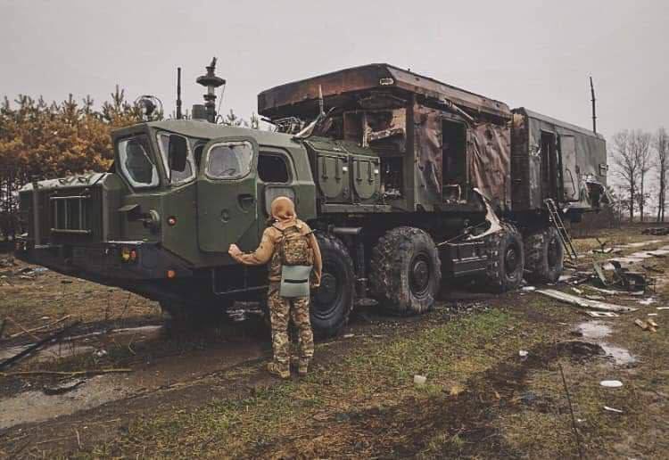 The Command of the Special Operations Forces of the Armed Forces of #Ukraine published a photo in which a #Ukrainian soldier inspects the damaged trophy #Russian radar 30N6E SAM S-300PMU #UkraineRussiaWar #UkraineWar #StandWithUkraine️ #Bucha #Kyiv #Mariupol #Kharkiv #Donetsk