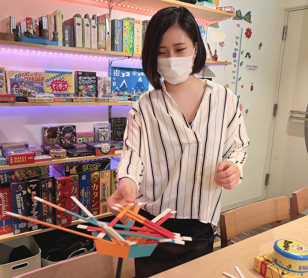 toy_box_k's tweet photo. 本日も18時よりオープンしてますよー!今日の推しボドゲは
#stickstack
#スティックスタック
グラグラ揺れる土台に色を合わせてスティックを乗せるだけの簡単なゲームですよー☺️
諸事情によりホセ1人(この後きっちり崩して負けた)(画像はイメージです)でのんびりやってまーす! https://t.co/eVYxt5sHHT