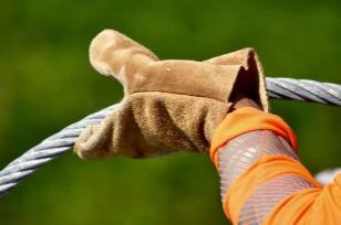 Het op de correcte manier dragen van de juiste PBM kan van levensbelang zijn. In de nieuwste Safety Flash, die deel uitmaakt van onze Meren campagne, lichten we enkele punten uit. Lees het hier: platformzeroincidents.nl/safety-flash/ in EN/NL/DE #veiligheid #binnenvaart #samen