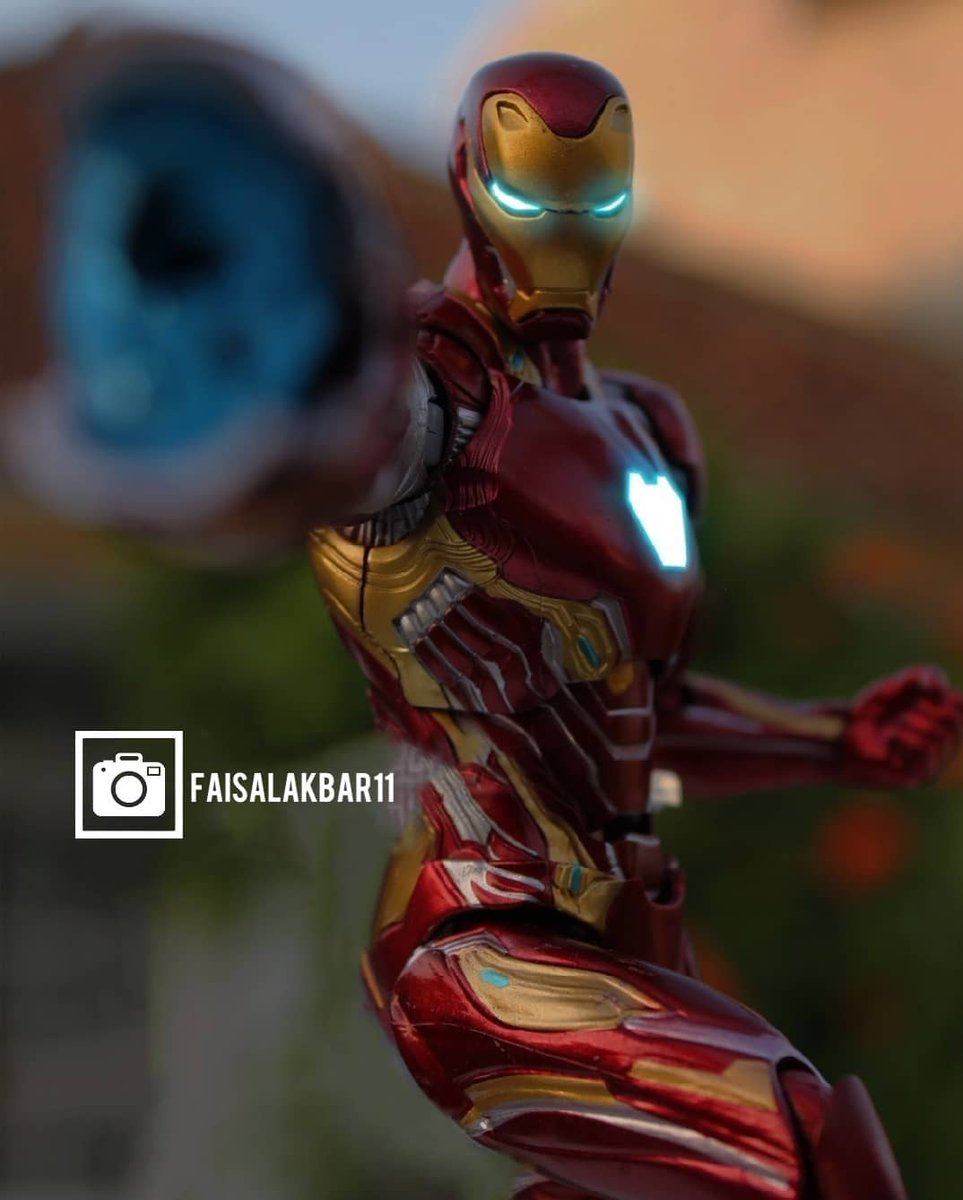 faisaaaaaaal's tweet photo. Happy birthday Robert Downey Jr 🎉🎂 #IronMan #toygraphy #toygrup_alliance #toyphotography #marvellegends #hasbro #SHFiguarts https://t.co/FC7hf7w9MW