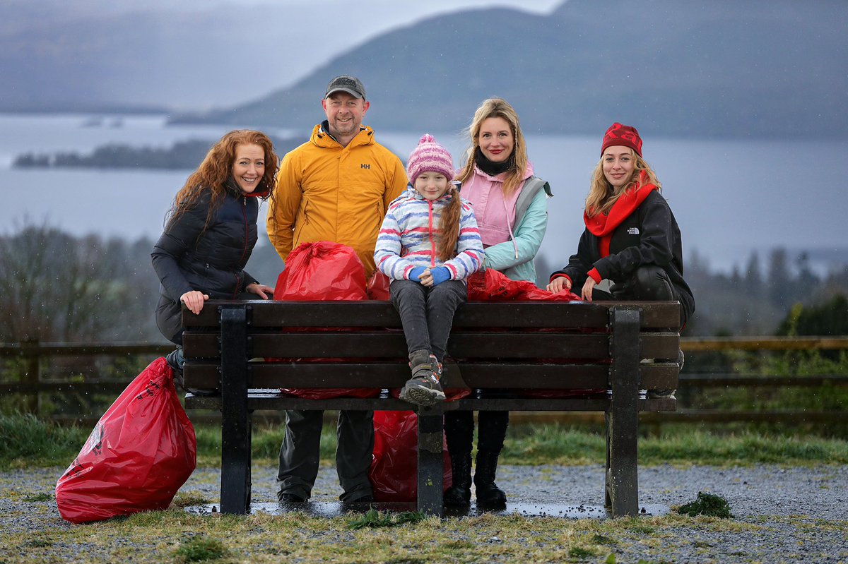 valphoto's tweet photo. From #Ukraine to #Killarney with #Love ๐ Host family, Orla Tangney, Noel O'Reilly with Natalie, her Daughter Yeseniya & friend Sofia Volovyk, who fled their homes in #Ukraine ๐บ๐ฆ ๐ขand happily joined in the Annual @kwd_official @countykerry #CountyClean #WelcomeWithDignity https://t.co/uPntvY9CFW