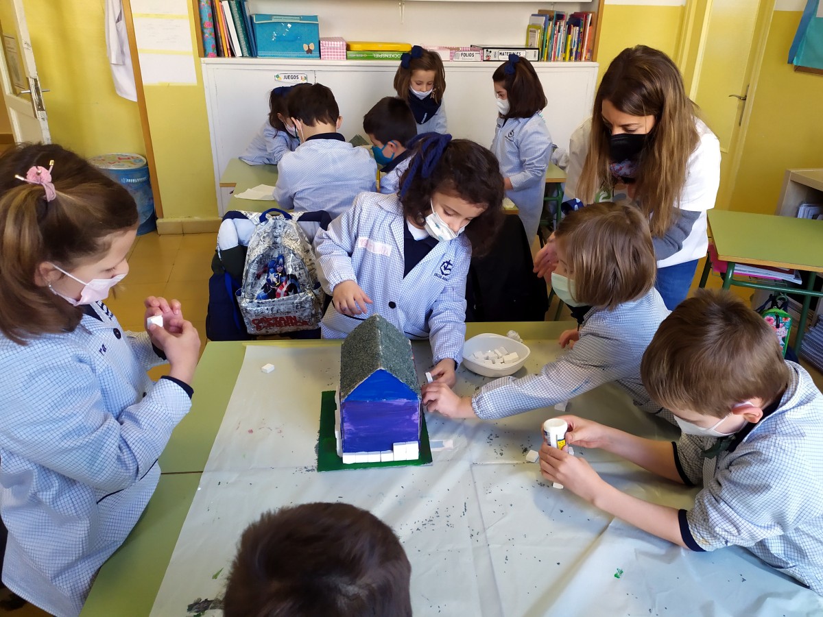 UBUEstudiantes's tweet photo. #Noticias_UBU | La investigación de la EPS llega a las aulas de Primaria.
Bajo el título "Diseño de nuevos materiales con residuos industriales", y de la mano del proyecto @eco2cem, alumnado de Primaria participó talleres de divulgación científica.

►https://t.co/tEudjvnFHq https://t.co/M3U0Ugpjhl