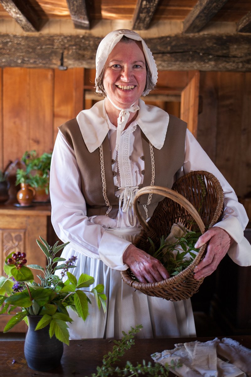 Living History is a major part of storytelling at our visitor sites. We're looking for people to bring to life two important characters - the C17th Goodwyf at #Hamptonne and the Master Gunner at #ElizabethCastle. 

More info at jerseyheritage.org/jobs.  

#JobsInMuseums #Jobs