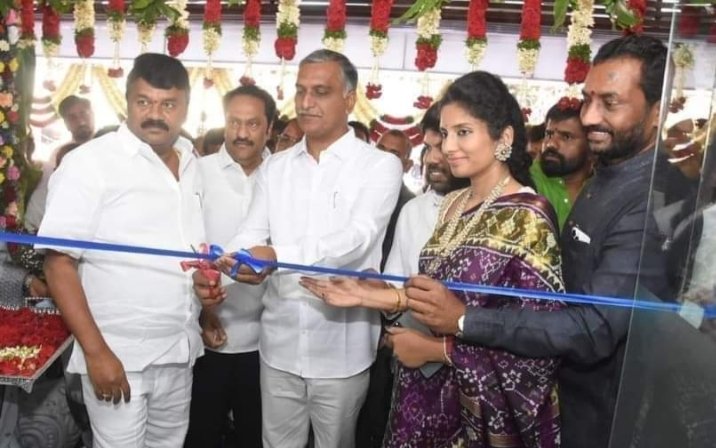 ManojManda20's tweet photo. బీజేపీ ఎమ్మెల్యే రఘునందన్ రావు గారి కూతురు హాస్పిటల్ ని ప్రారంభించిన హరీష్ రావు... #దొందు_ఒక్కటే_అంటే_నమ్ముతారా_ఇకనైనా
#trsbjp #HarishRao #Raghunandanrao https://t.co/nTD7QRWE7F