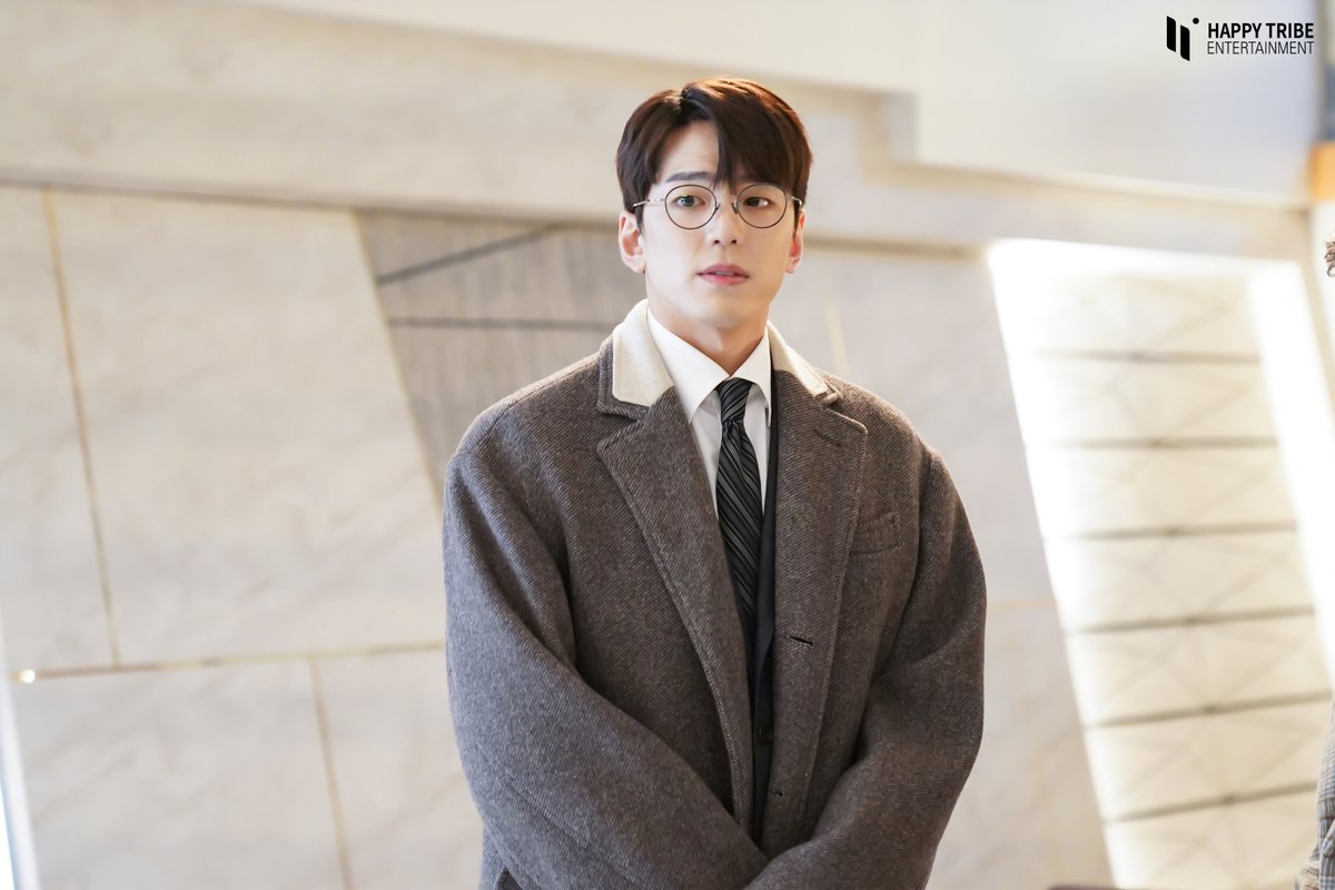 [#민규]

아니 벌써 11회라뇨😥
아니 벌써 마지막이 다가온다니요😥
슬픔의 눈물이 흐르는 와중에 <사내맞선> 하는 날이라는게 기쁘기도 한 모순적인 감정😂
오늘도 <사내맞선>이랑 함께 해주실거죠?

#배우김민규
#사내맞선 #BusinessProposal 
#매주월화밤10시