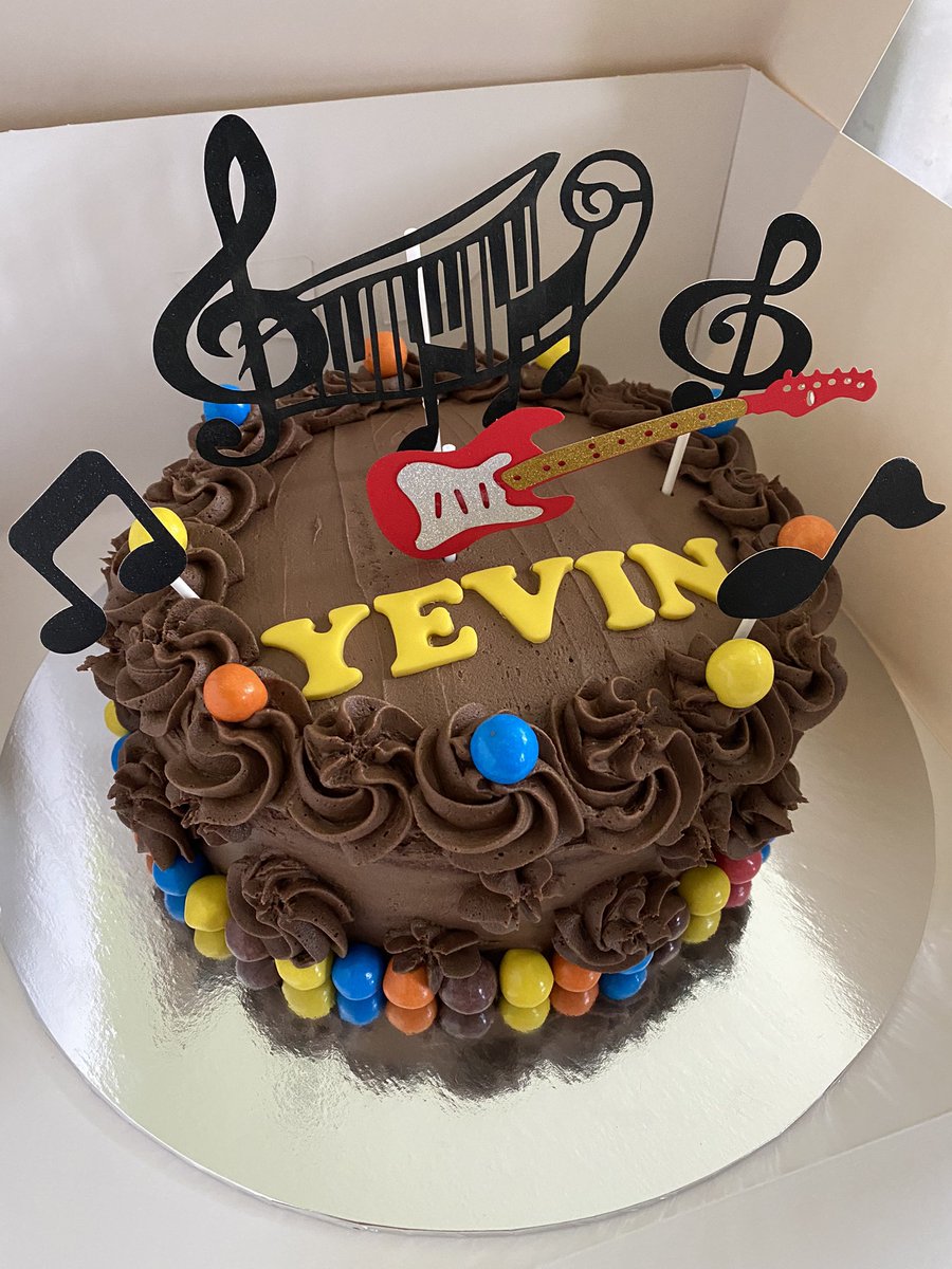 Cupcakes_Sandy's tweet photo. Happy birthday to this music lover!! 🎶🎵🎸 https://t.co/zBchDCXSsy