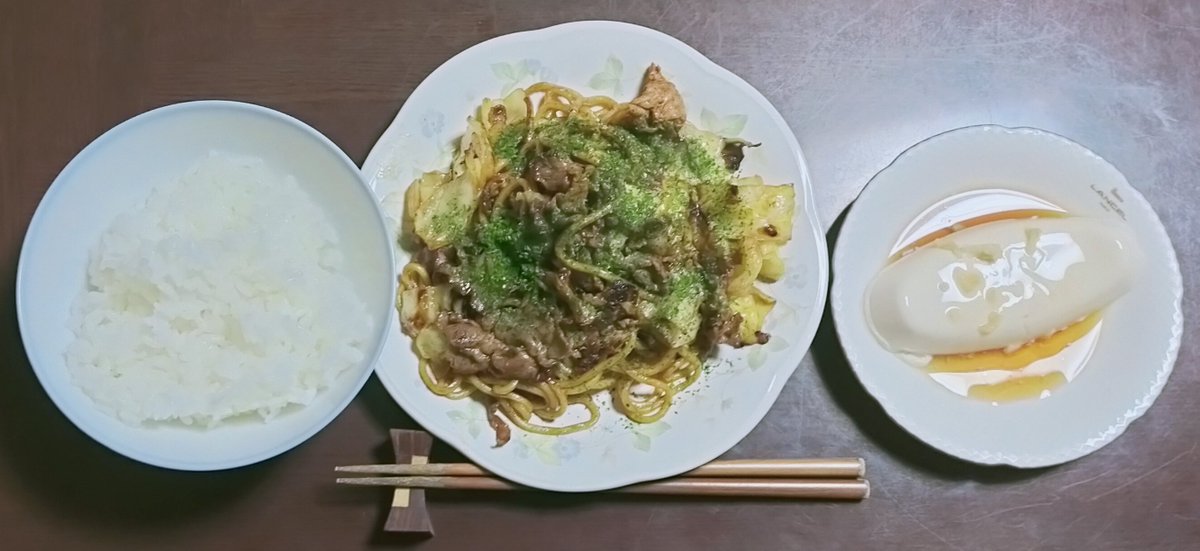 今日の夕食は焼きそばと豆腐にご飯です！ご飯に焼きそば乗っけて食べると、手が止まりません😄焼きそば食べながらご飯ほお張る行儀の悪い食べ方ですが、これが一番美味しいように思います✌ご馳走さまでした