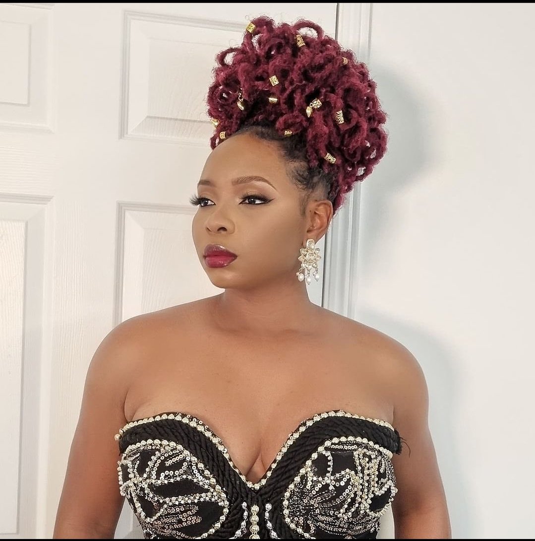 auntyoma_'s tweet photo. Leave dressing and hair game for Yemi Alade.

This hair is big Yay

Hair: @lushhairnigeria Sasha Locs

#Lushhair
#Bebeautiful https://t.co/hQ6nqaBmn3