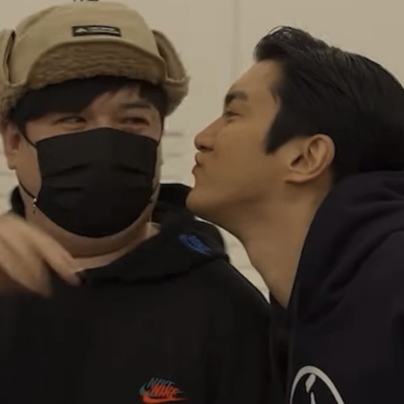 5strwmn's tweet photo. siwon cuddling up so closely with the memebrs has got to be the cutest thing ever 😭 https://t.co/4ahI8tBOk1