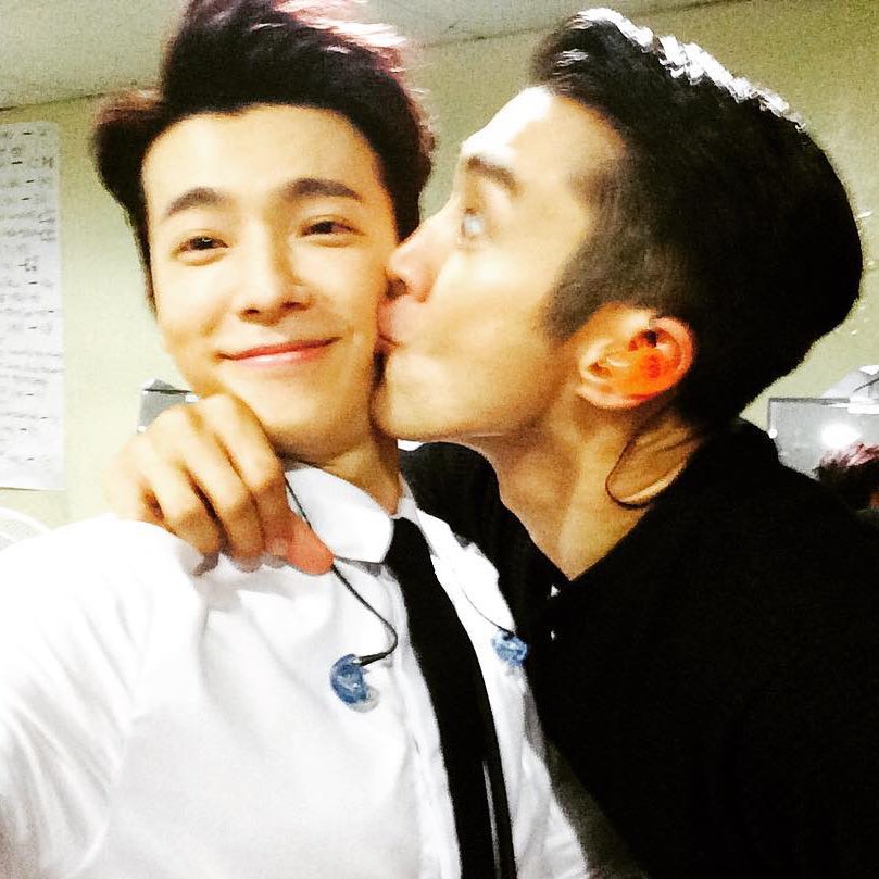 5strwmn's tweet photo. siwon cuddling up so closely with the memebrs has got to be the cutest thing ever 😭 https://t.co/4ahI8tBOk1