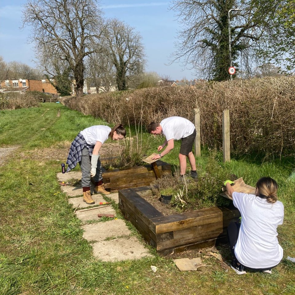 Great session on the allotment last Friday with volunteers from MOORE Kingston Smith.
The sun shone for us and we were delighted to get so much done.
Thank you for all your help!
@MooreKSLLP #makeadifference #corporatevolunteering