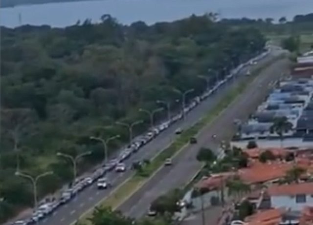 JArmandoGruber's tweet photo. Vuelven las inmensas colas en las estaciones de servicio de la ciudad de Puerto Ordaz,para surtir de gasolina en el estado Bolívar.Las fechas distantes por número de placas impuestas x militares y, el poco combustible que llega, el contrabando a las minas son las razones . https://t.co/zjuLay8vMZ