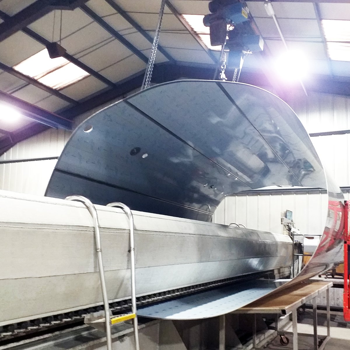 Our 6-meter Seam welder is in the process of creating another air-tight, quality bulk milk tank!

#seamwelder #seamwelding #manufacturemonday #manufacturingmonday #manufacturer #fabdec #darikool #bulkmilktank #milktank #milkcoolingtank #teamdairy #dairy #milkingequipment #ukmfg