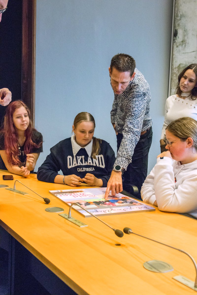 Doe als gemeente mee met Speaking Minds MDT! Hierin worden jongeren en beleidsmedewerkers aan elkaar gekoppeld. De jongeren formuleren een advies over een beleidsvraagstuk van de gemeente én voeren dit uit door een activiteit op te zetten: speakingminds.nl/mdt/