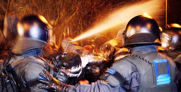 RassismusT's tweet photo. #le0204 Falls wer wirklich glaubt, dass die Staatsanwaltschaft #Leipzig oder die #Polizei #Sachsen wirkliche "Ermittlungen" unternimmt, sei daran erinnert:
"Zwei Jahre danach: Chemikalien-Einsatz der Polizei bleibt folgenlos"
-> https://t.co/n0GwDtke2e https://t.co/SibVV1gRp0