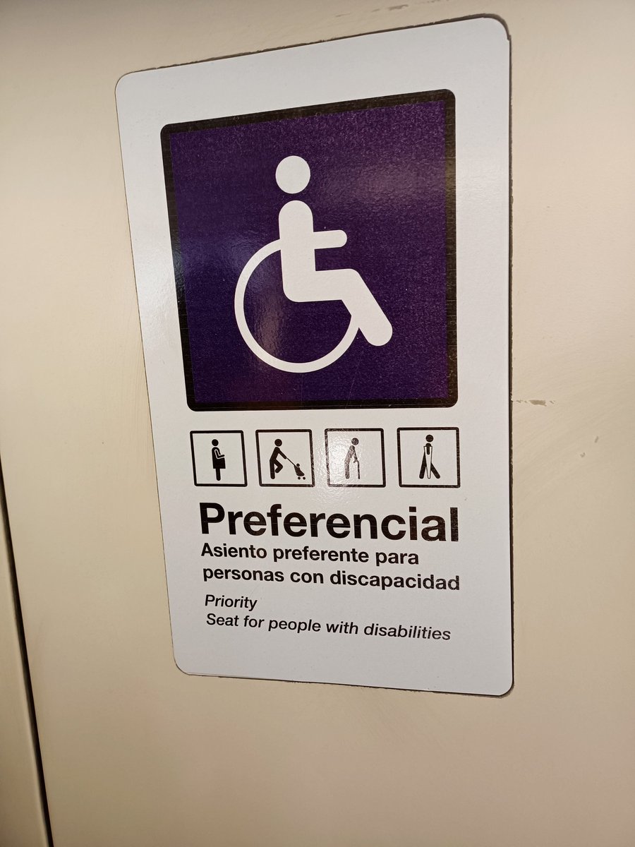 Desde cuándo estar embarazada, ser adulto mayor o estar viajando con niños es ser discapacitado? <a href="/metrodesantiago/">Metro de Santiago - #50Años</a> quizás deberían estudiar el cambiar los carteles de los vagones por un mejor adjetivo