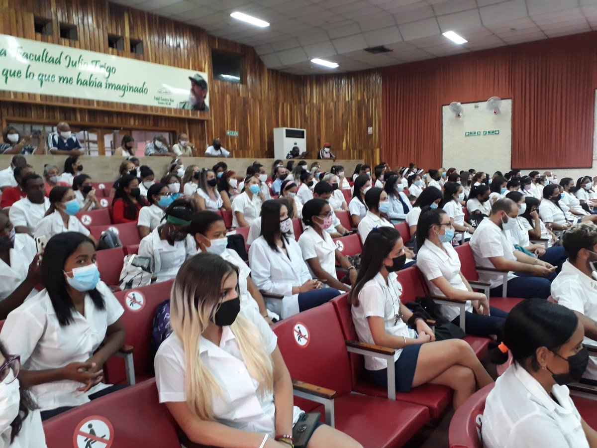 AylinAlvarezG's tweet photo. Con los jóvenes, en esa necesaria «conexión» con todos, amanece el Buró Nacional de la @UJCdeCuba celebrando el cumpleaños 60 de la organización. Ahora, @aylinalvarezG García, primera secretaria de la UJC, acompaña a los estudiantes de Ciencias Médicas de la facultad Julio Trigo. https://t.co/ZGs47X4O4a