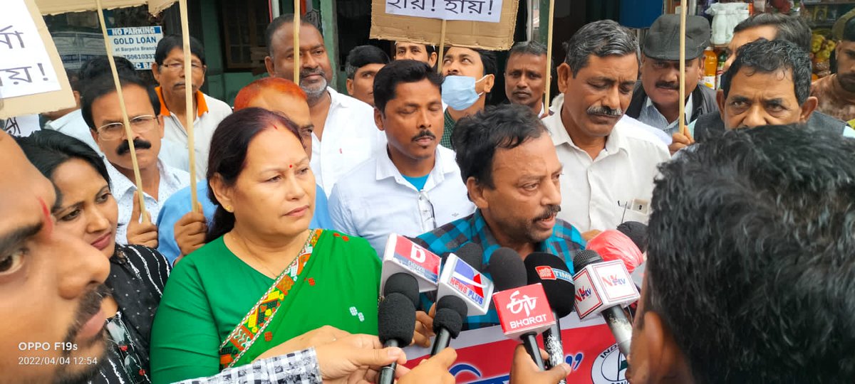 INCAssam's tweet photo. Agitations against the sky rocketing price hike on petrol, diesel, LPG and essential commodities, organised by Barpeta DCC today.

#MehengaiMuktBharat https://t.co/7z1ctVJGCN