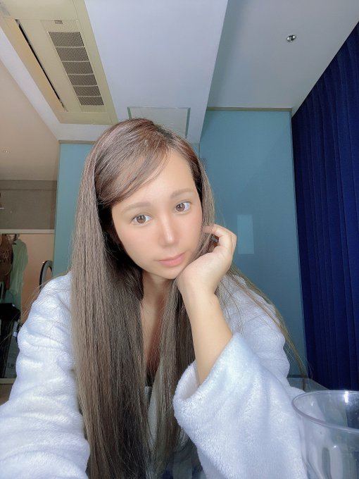 すっぴん🔞明日は美容室行ってイメチェンしてきます💕 https://t.co/T1Wusqlx84