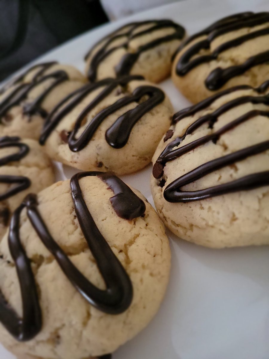 StarrSua's tweet photo. These home made muffin tops are waaaay better than homemade cookies 🤤 #muffintops https://t.co/XX73xyReje