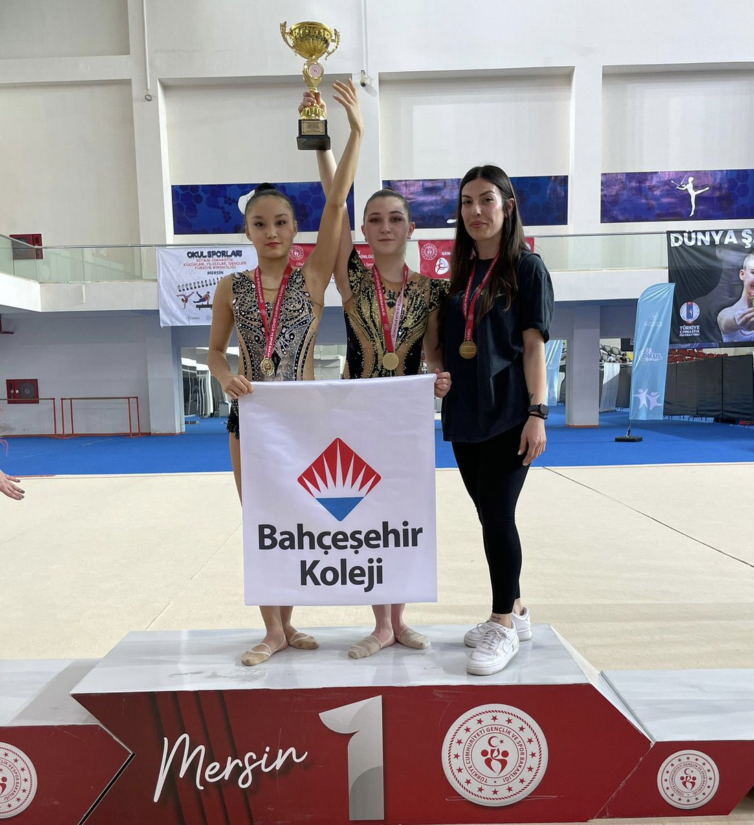 bk_alanya's tweet photo. 🏅Tebrikler Alina ve Ayana!👏🏻

Alanya Kampüsü Lise öğrencilerimiz Alina Erdem ve Ayana Alpysbay, “2021- 2022 Spor Sezonu Okul Sporları Ritmik Cimnastik”te Türkiye Şampiyonu oldular. 

Sevgili öğrencilerimizi tebrik eder, başarılarının devamını dileriz.👏🏻👏🏻

#BahçeşehirKoleji❤️💙 https://t.co/kSMSuEgWj9