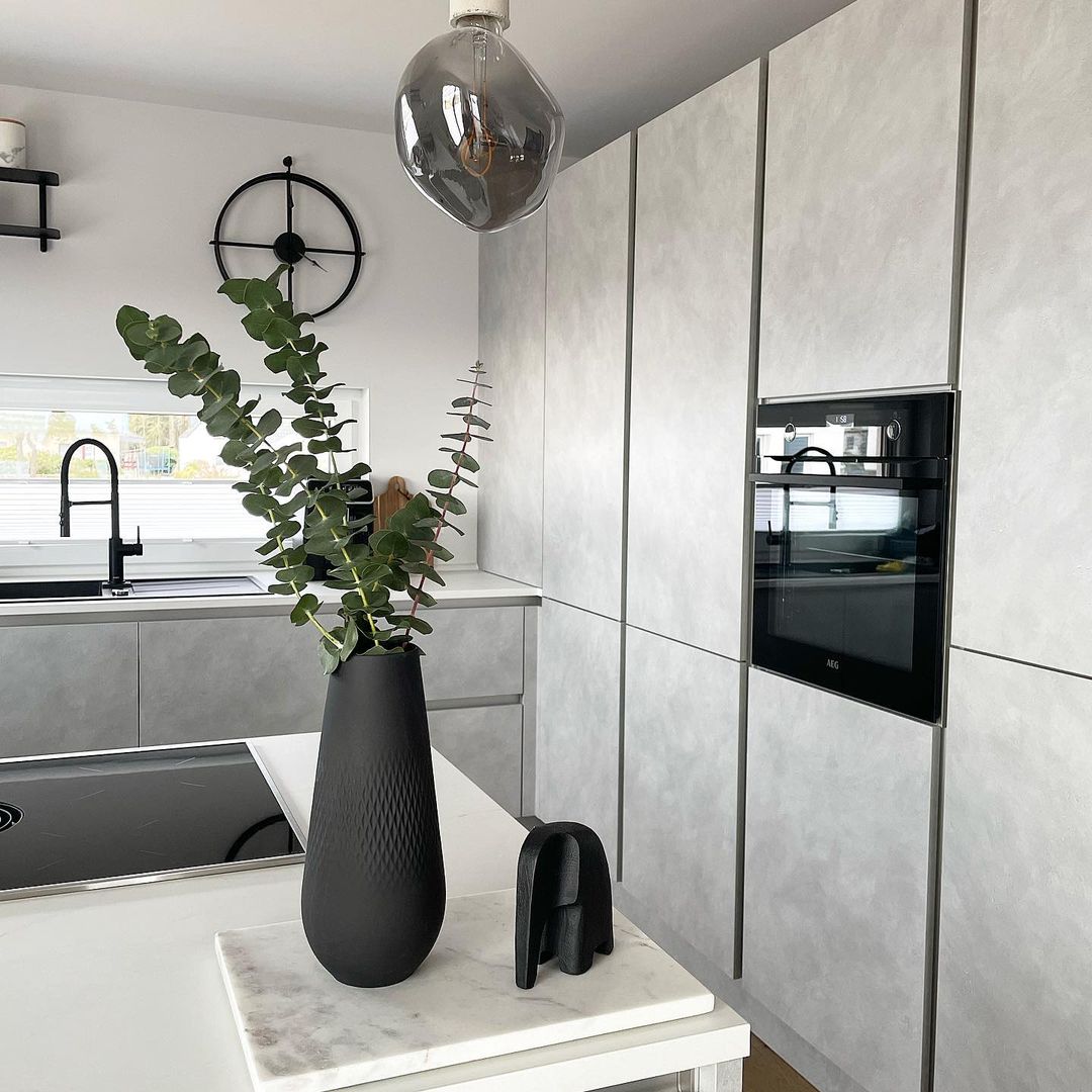 NudCollection's tweet image. Nice details from the stylish home of @casa_croce ✨😍 A home with special love for marble, terrazzo, concrete and steel 🖤🤍 #rocklamp #ledrock #nudcollection