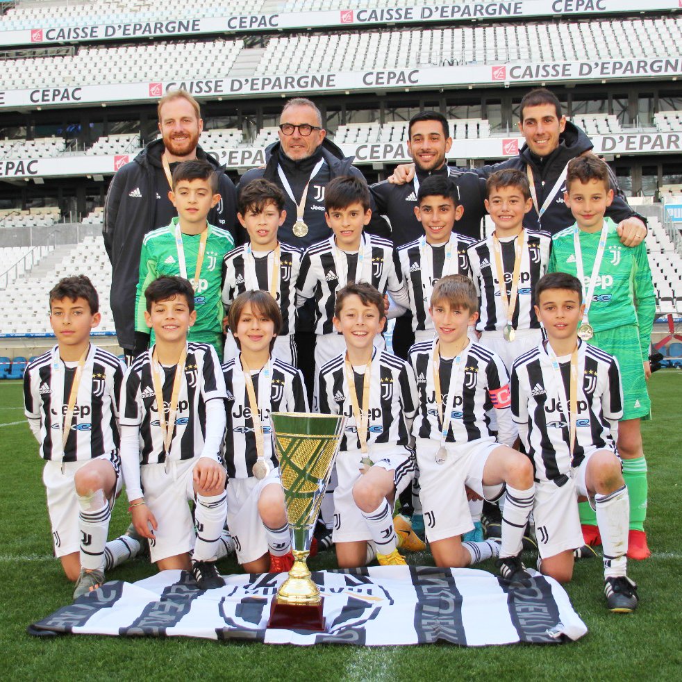 GiovaniBN's tweet photo. 🏆 #Juventus, vittoria in Francia per i Pulcini 2012 di Mr. La Pira: primi classificati alla #OMNextGeneration U10. 👏⚪️⚫️
Risultati e marcatori. ➡️ https://t.co/xyfR1ITIFl https://t.co/rSuLulj3is