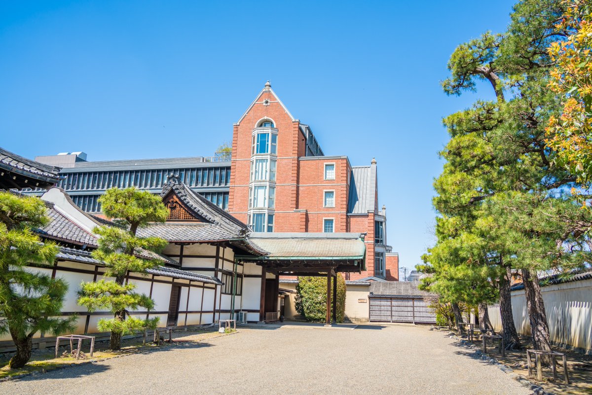 椿寺に続いて、足利三代将軍義満が造営した「花の御所」跡も行ってきました🙏☺
今は、邸内に建てられた大聖寺が名残として残っています。

かつては鴨川の水を引き、四季折々の植物が植えらた美しい庭園があったそうです。大侵寇で登場した景色のようだったのかも知れませんね🙏😭 