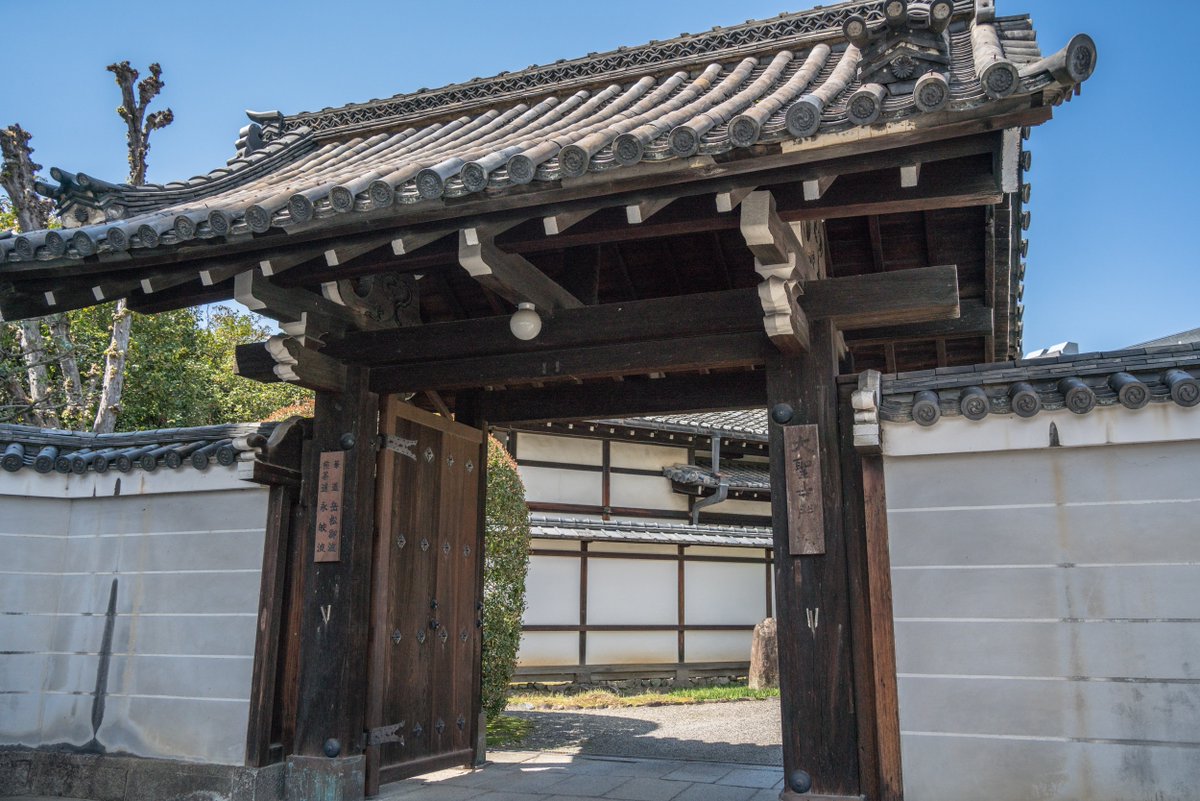 椿寺に続いて、足利三代将軍義満が造営した「花の御所」跡も行ってきました🙏☺
今は、邸内に建てられた大聖寺が名残として残っています。

かつては鴨川の水を引き、四季折々の植物が植えらた美しい庭園があったそうです。大侵寇で登場した景色のようだったのかも知れませんね🙏😭 