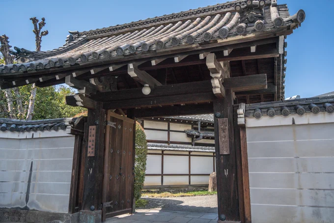 椿寺に続いて、足利三代将軍義満が造営した「花の御所」跡も行ってきました🙏☺
今は、邸内に建てられた大聖寺が名残として残っています。

かつては鴨川の水を引き、四季折々の植物が植えらた美しい庭園があったそうです。大侵寇で登場した景色のようだったのかも知れませんね🙏😭 
