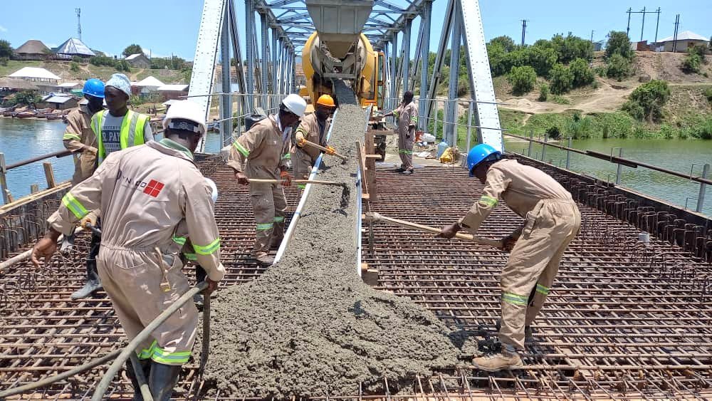 daphinemary5's tweet photo. #GovtWorks.
Ongoing Construction of the kazinga channel Bridge which connects from Bwera-mpondwe, Fortportal kasese to Rubirizi & ishaka Bushenyi to Mbarara&Kasese Ishaka -kihihi then to Bwindi impenetrable national park. https://t.co/4fg06CXJFu