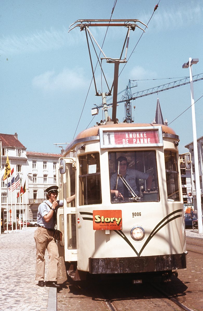 de_wattman's tweet photo. #Buurttram in beeld 002. Blankenberge juli 1979. Wattman en ontvanger gereed voor vertrek. #kusttram #nmvb https://t.co/4ZboGqifYa