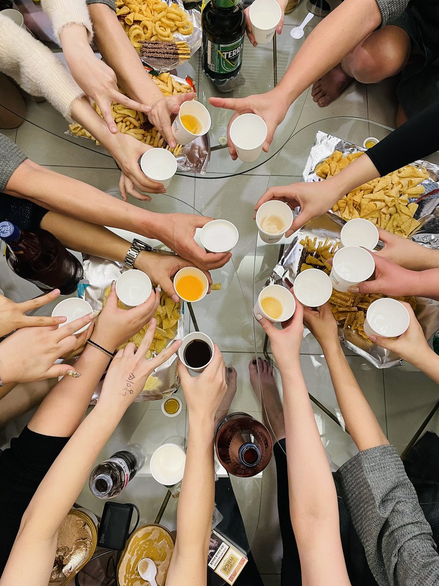 저흰..모이면 이정도...
지난달 파티를 회상하며!!!

다들 텐션좋아서 목소리 커야함..
처음 오신분들도 금방친해진다는 점!!!
또 모이쟈~~~♡