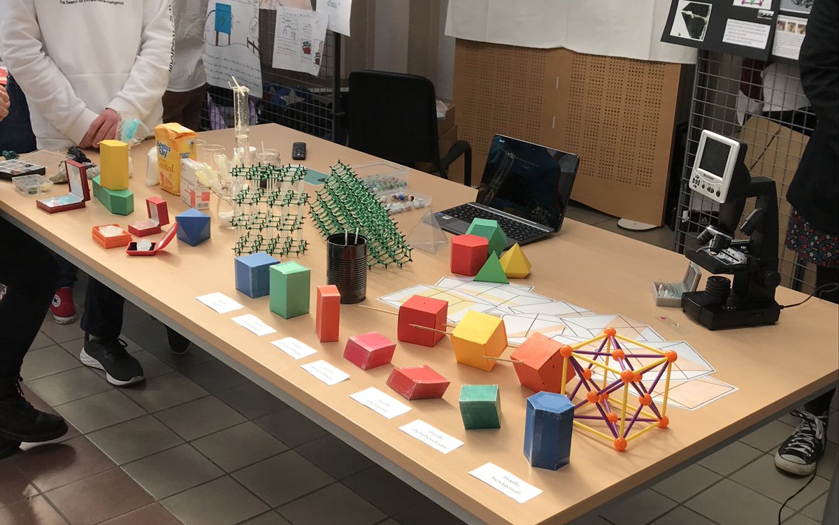 #ConcoursCGénial dans l’<a href="/AcademieDijon/">Académie de Dijon</a>
#MathDiamant du collège Anthony Duvivier de Luzy. Une présentation qui allie mathématiques, physique, chimie et… théâtre pour faire comprendre la cristallographie 👏 
<a href="/Fond_CGenial/">Fondation CGénial</a> <a href="/Sciences_Ecole/">Sciences à l'École</a>