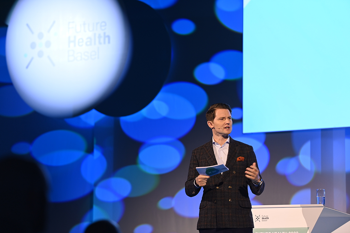"Saumässig" freute er sich auf die FutureHealth Basel, heute ist es soweit: Moderator Fabian Unteregger führt erneut durch die #Gesundheitskonferenz und eröffnete diese gleich mit einer Welle, damit auch die Schlaftabletten aufwachten. Herzlich Willkommen und viel Vergnügen!
