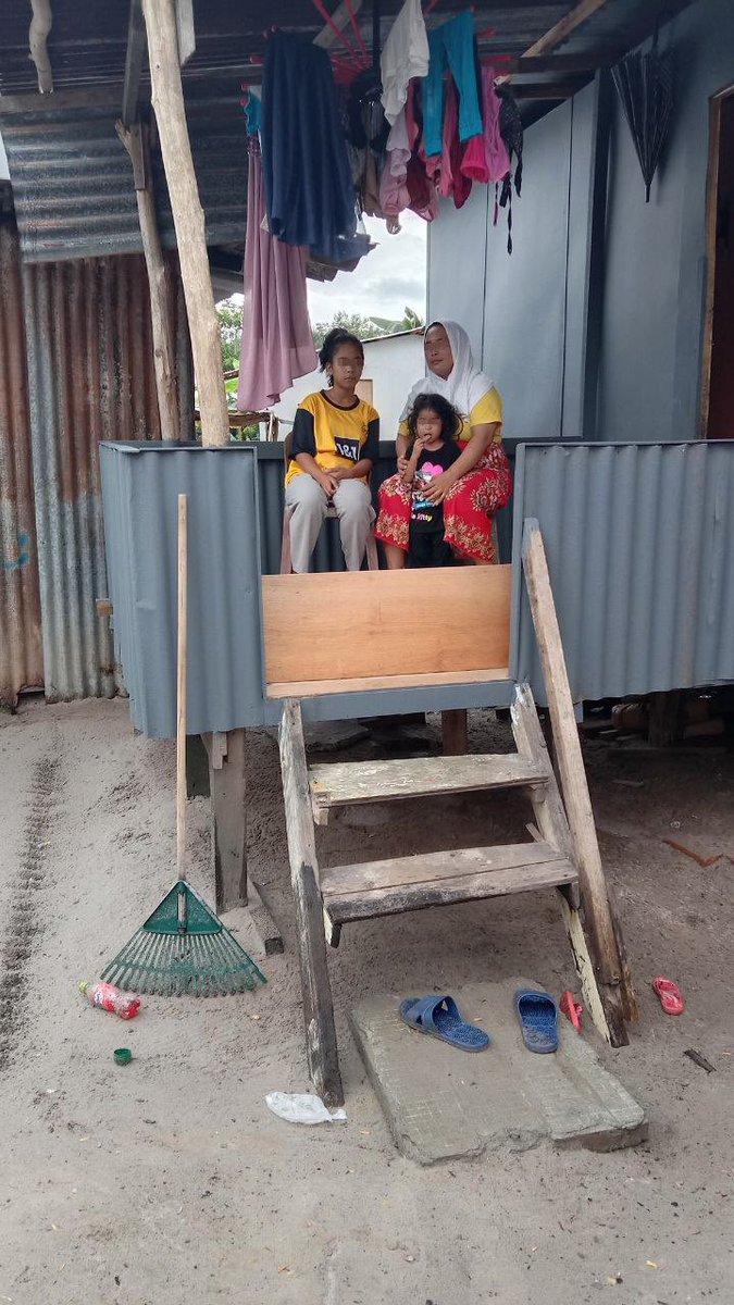 zumairaaa's tweet photo. I baru je dpt info yg Kak Samsiah ni rupanya dh habis bekalan keperluan asas , susu anak dari sebelum bulan puasa lg weh 😭

So skrg ni mmg diorang serba tk cukup dr segi makanan n keperluan dapur since suami dia dh 2 bulan tk dpt bekerja 😫

Pls RT utk rezeki Kak Samsiah 🙏🏻 https://t.co/XUonlAFyMX